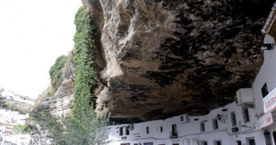 Omkring 100 af husene i Den lille andalusiske by, Setenil de Las Bodegas er bygget ind i naturelige klippehuler