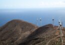 En række vindmøller er - sammen med vand fra en opdæmmet sø - med til at forsyne El Hierro med bæredygtig grøn energi