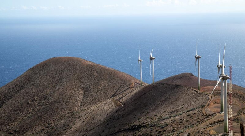 En række vindmøller er - sammen med vand fra en opdæmmet sø - med til at forsyne El Hierro med bæredygtig grøn energi